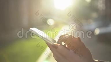 合上女人手拿白色电话智能手机金色阳光背景阳光阳光上网